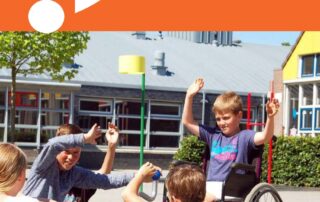 Een jongen in een rolstoel speelt samen met kinderen zonder rolstoel op een schoolplein met een bal.